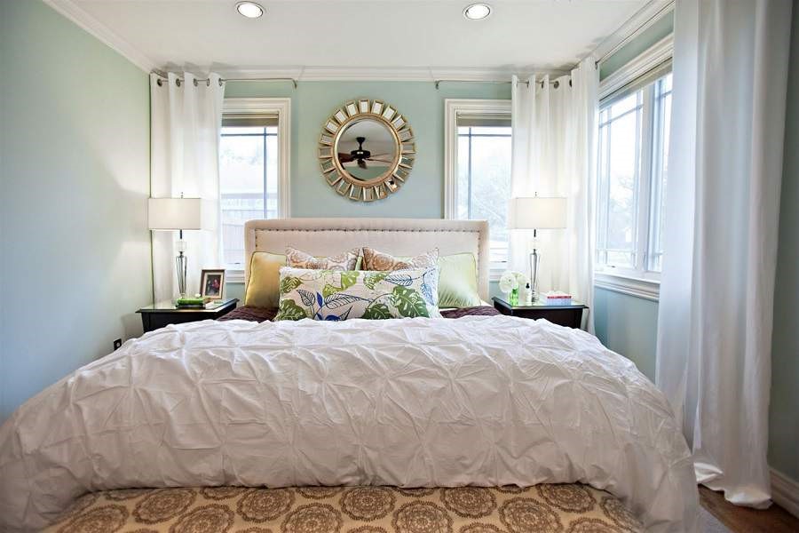 Hoa-giai-dau-giuong-huong-ra-cua-so-bang-chiec-rem-ngu-2